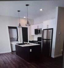 Building Photo - 256-256 Balmoral St