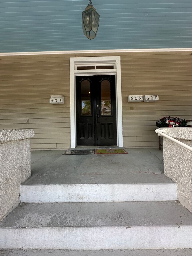 Building Photo - 2 Bed 1 Bath Apartment with Historic Charm