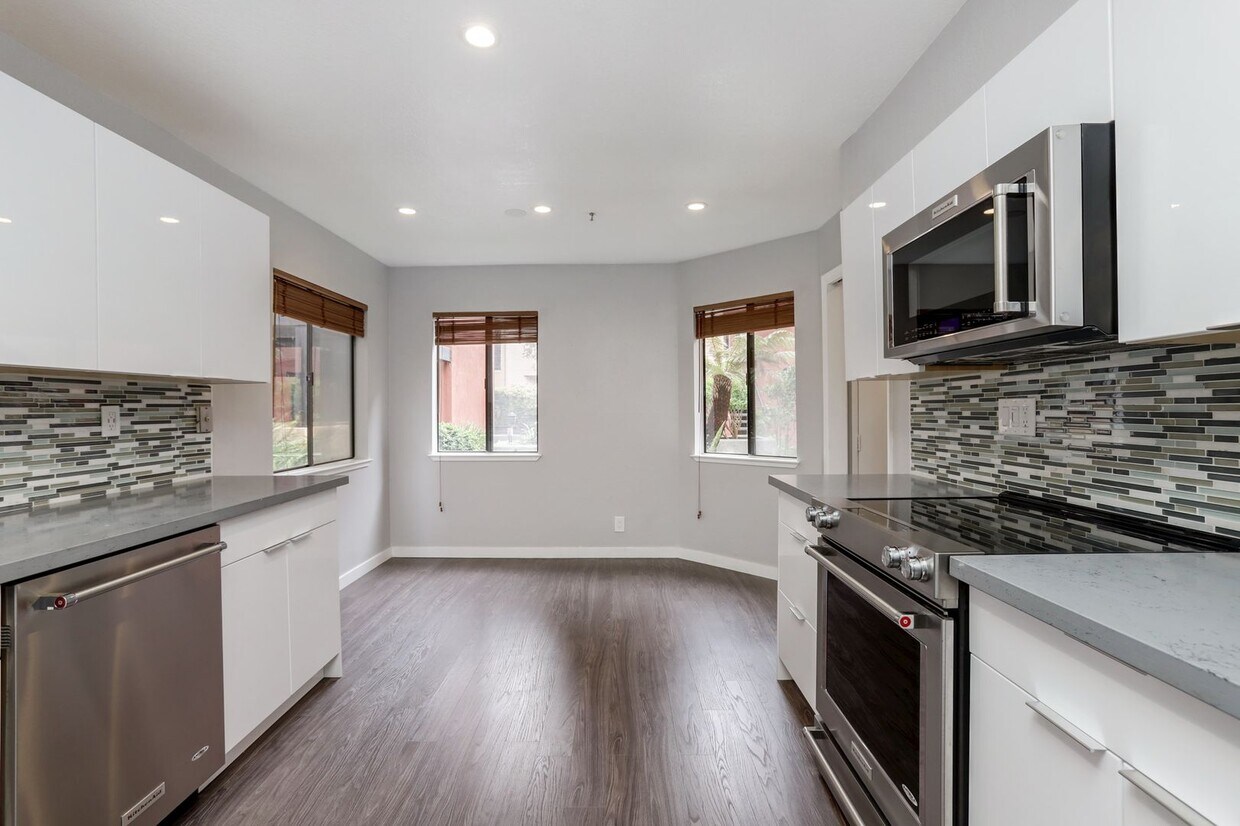 2 Bed / 2.5 Bath pet friendly condo near downtown San Carlos with two parking spaces. YouTube tour! - 2 Bed / 2.5 Bath pet friendly condo near downtown San Carlos with two parking spaces. YouTube tour!