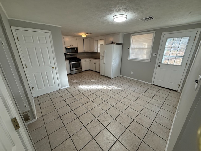 Building Photo - 106 White Oak Dr