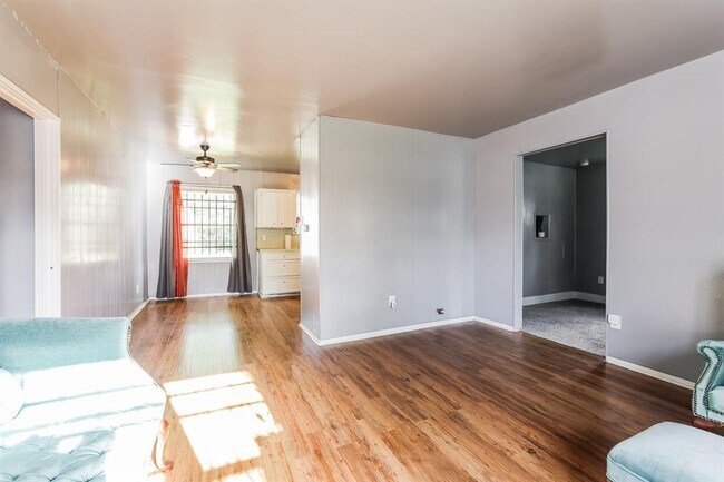 Foto del edificio - 7730 Darnay Dr