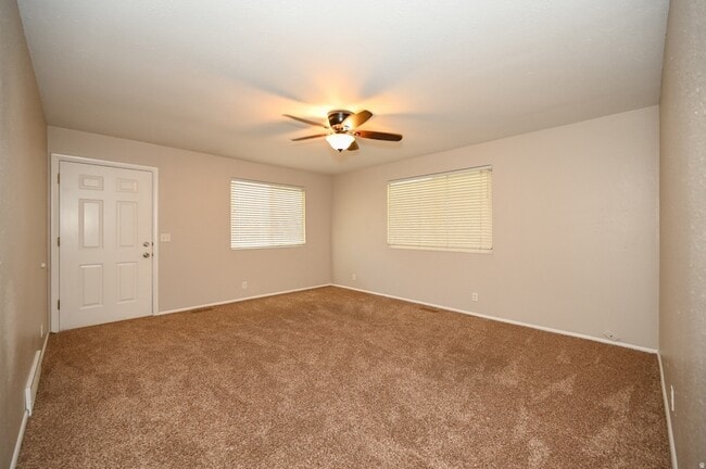 Building Photo - 916 Vics Rd