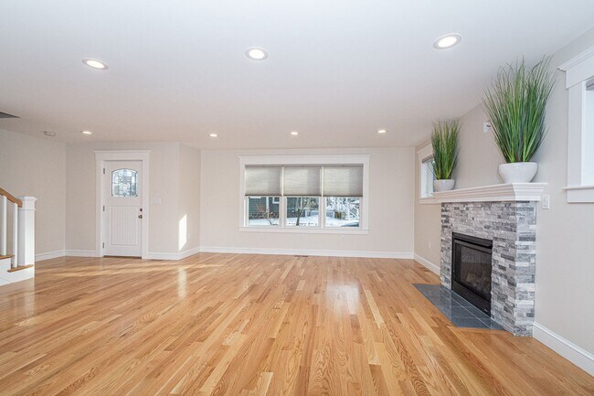 Building Photo - 250 Ash St