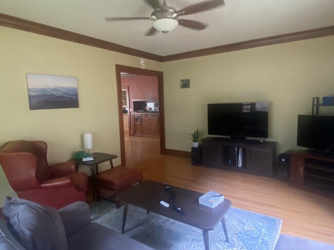 Sala de estar - 3401 Emerson Ave S