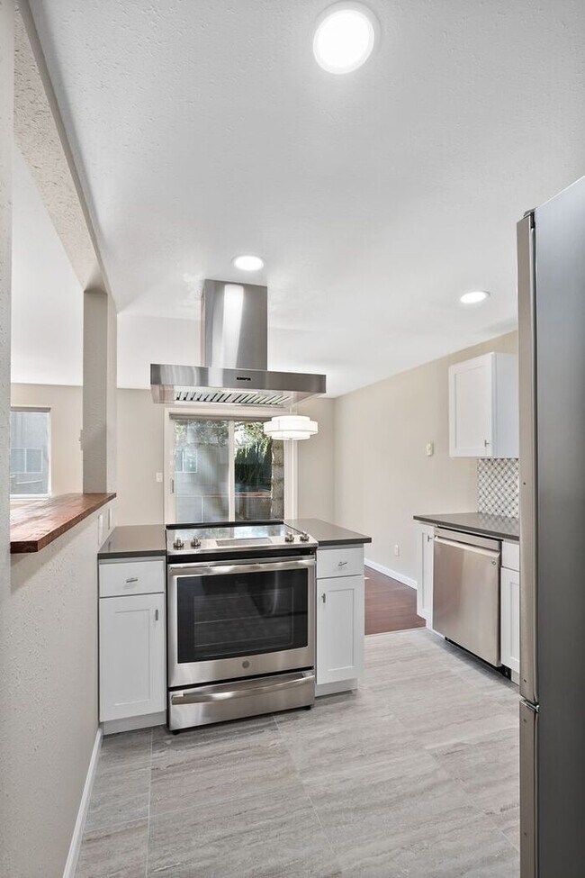 Foto del edificio - Light, Bright Kirkland Townhome!