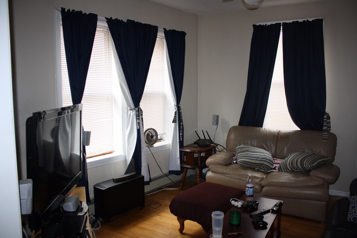 Large living room! - 24 Hanover St