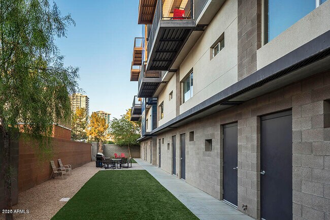 Foto del edificio - 675 S Roosevelt St