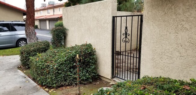 Foto del edificio - Updated Two Bedroom, 1.5 Bath Condo w/Fire...