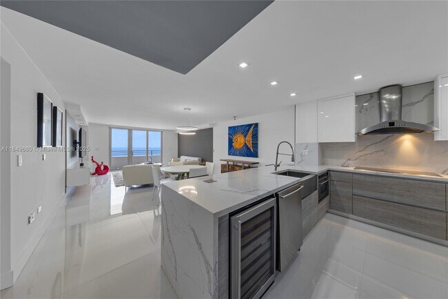 Foto del edificio - 5555 Collins Ave