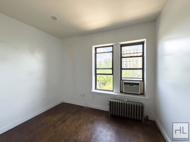 Foto del edificio - EASTERN PARKWAY / Renovated 2-Bedroom in P...