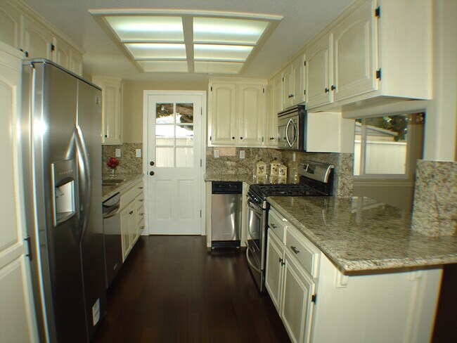 Foto del edificio - 18500 Kingsdale Ave