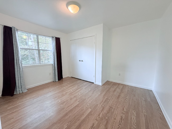 Foto del edificio - 629 Papworth Ave