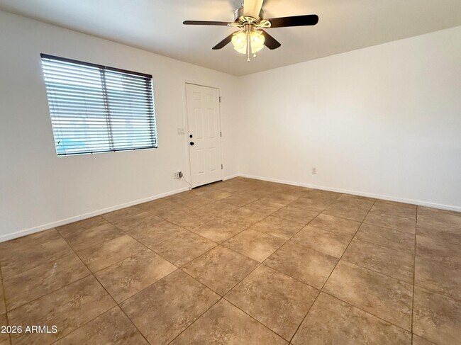 Foto del edificio - 512 N Valley Dr