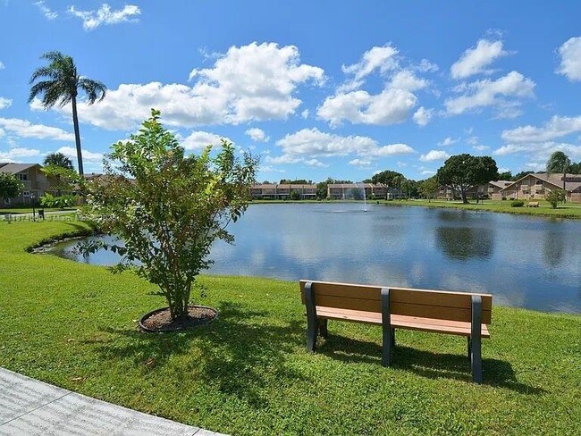Foto del edificio - 381 Maplecrest Cir
