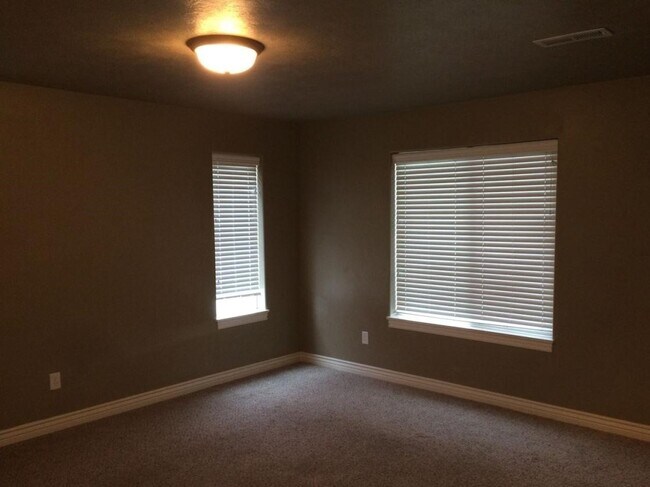 Building Photo - Desirable 3 bed 1.5 bath town house in The...