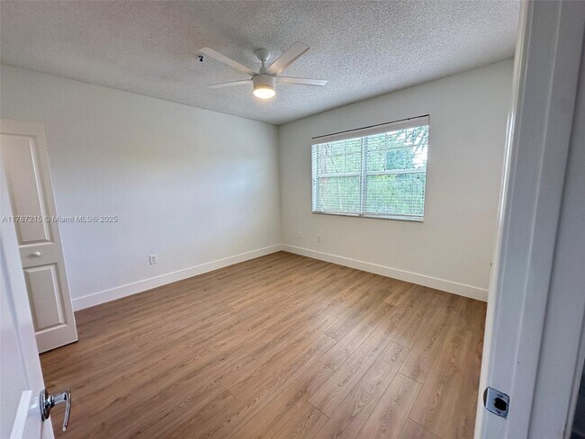 Foto del edificio - 5920 W Sample Rd