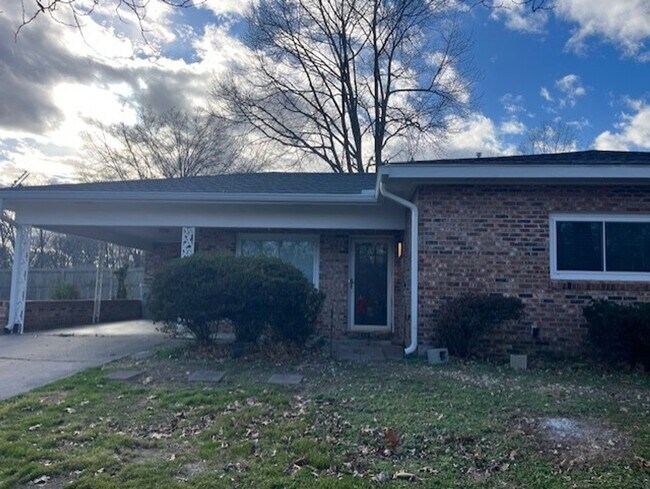 Building Photo - 2 Bedroom Duplex Rogers!