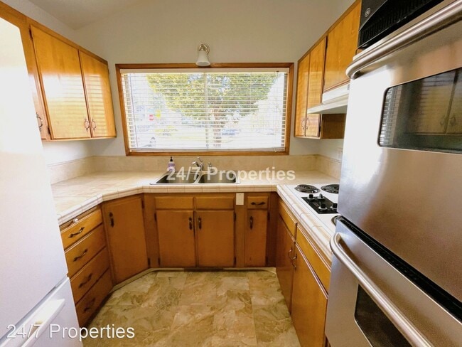 Building Photo - 3 br, 1 bath House - 1596 Lewis St.