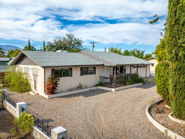 Foto del edificio - Wonderful Home 3 bed 1 bath with a Great Yard