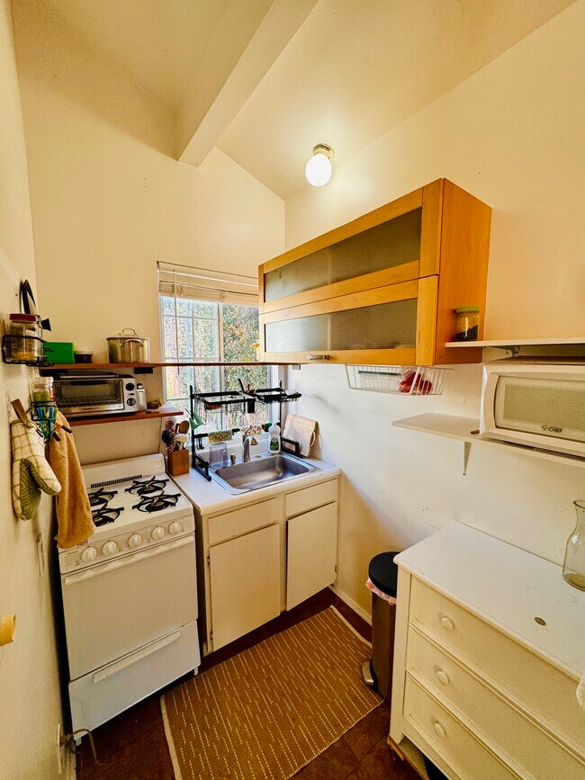 Foto del edificio - 12807 Gilmore Ave