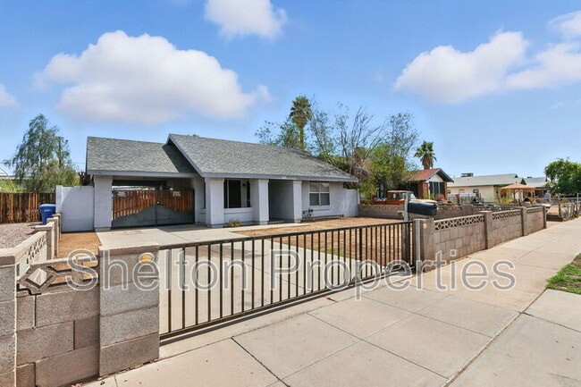 Building Photo - 345 N 15th St
