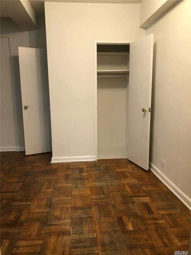 Foto del edificio - 98-34 63rd Dr