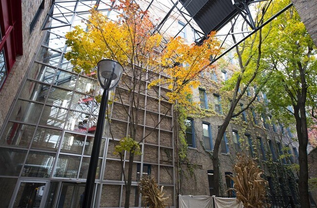 Building Photo - 1345 N Wells St