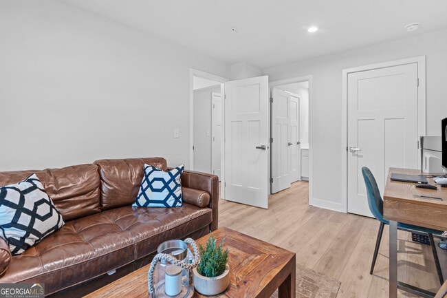 Foto del edificio - 205 Climbing Ivy Cir