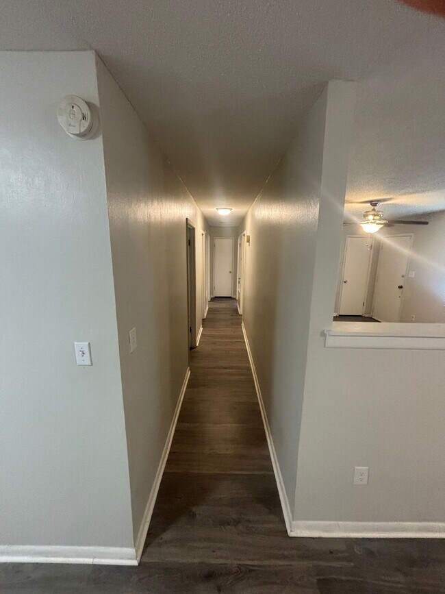 Building Photo - Spacious 3 Bedroom/2 Bath House! Great Location!