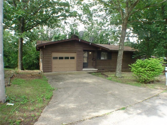 Building Photo - 3 Enfield Dr