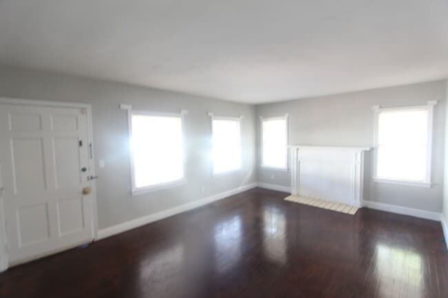 Foto del edificio - New On The Market with Fresh Updates!! Bet...