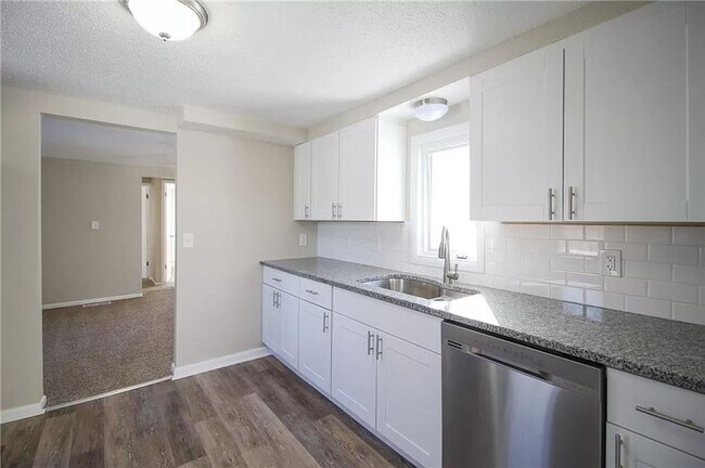 Building Photo - Remodeled 2 Bed 1 Bath