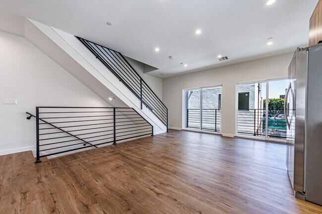 Foto del edificio - Spacious 4-Bed, 3-Bath | with Two Parking ...