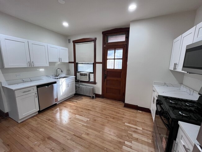 Building Photo - 3756 N Leavitt St