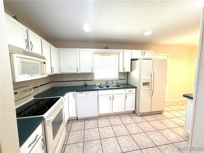 Foto del edificio - 3057 E Catherine Ln