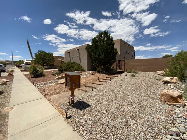 Building Photo - 5 Bedroom Luxury Home Available Near Unser...