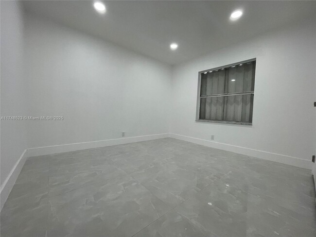 Foto del edificio - 5800 NW 27th Ct