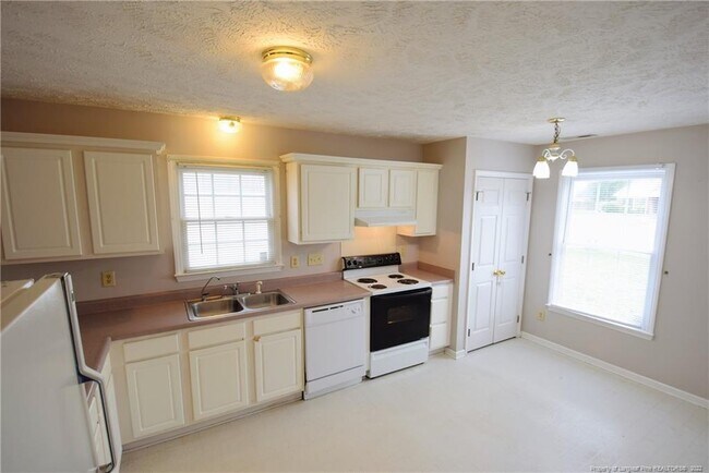 Building Photo - 6320 Foxlake Dr