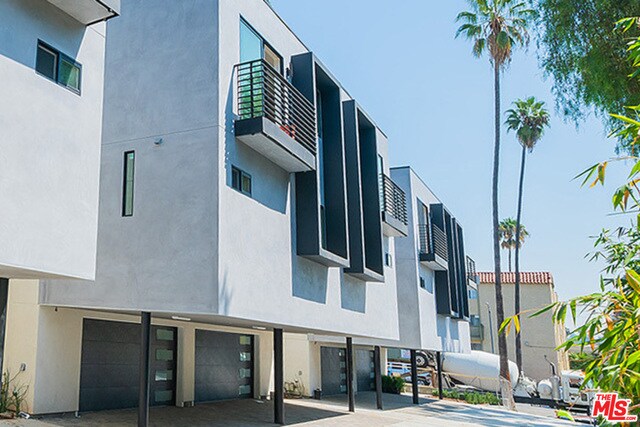 Primary Photo - 1220 1/2 N Mariposa Ave