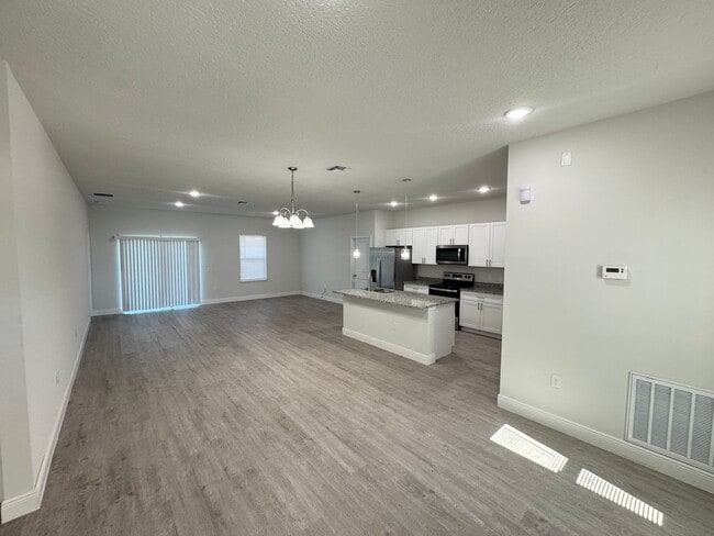 Building Photo - AWESOME 4BD/2BA Home in Beautiful Poincian...