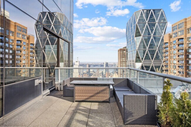 Foto del edificio - 230 W 56th St