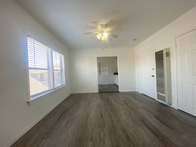 Building Photo - $1,995 - Spacious 2 bedroom in Long Beach ...