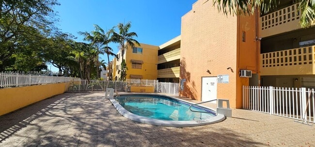 Foto del edificio - 1851 NE 168th St