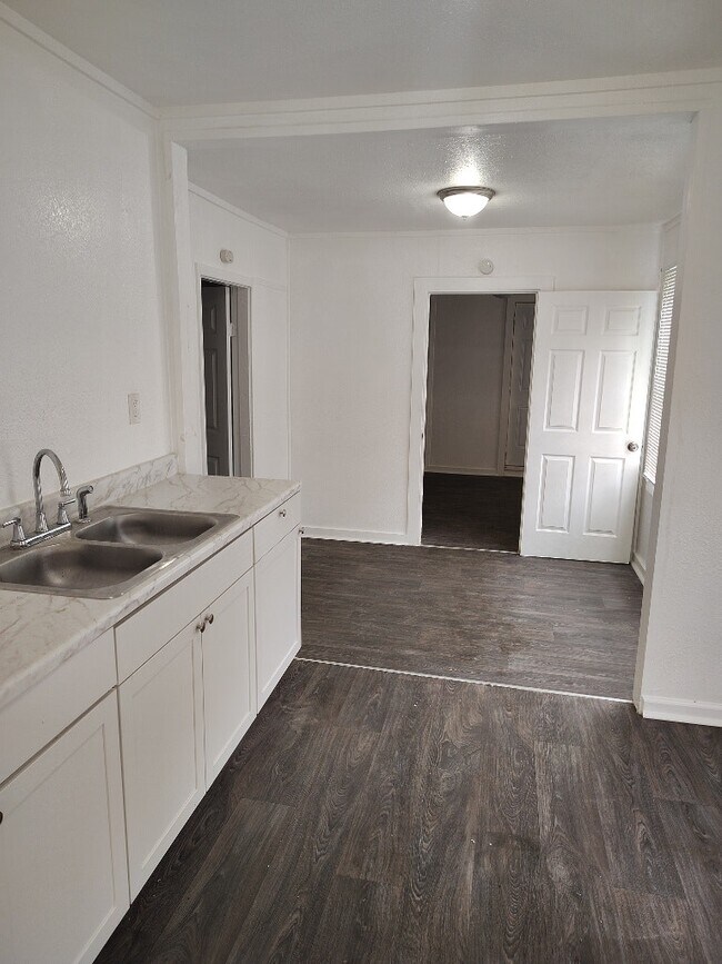 Foto del edificio - 144 Neatherwood Dr