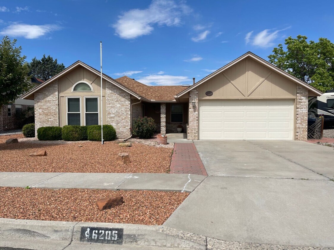 Primary Photo - 3 Bedroom Near Mariposa Park