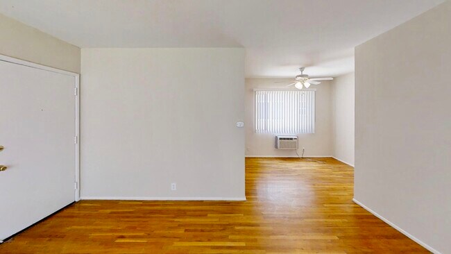 Building Photo - 1724 Grevelia St