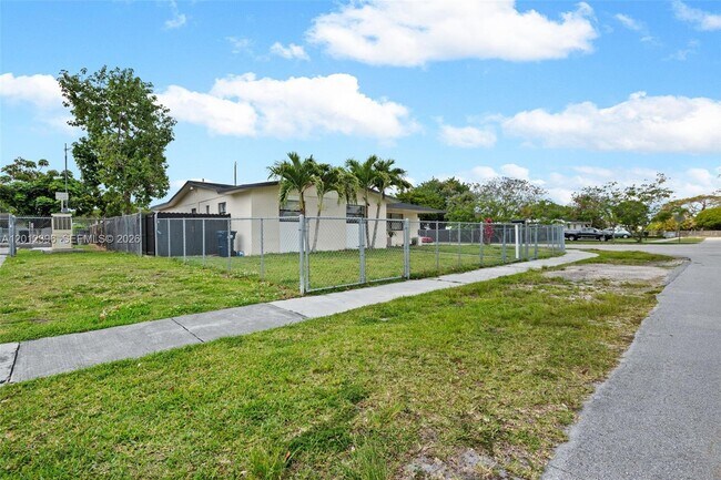 Foto del edificio - 11950 SW 199th St