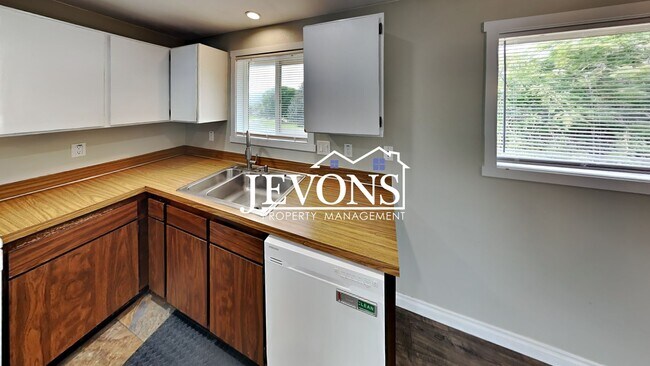 Building Photo - Spacious 4-bedroom family home with a full...