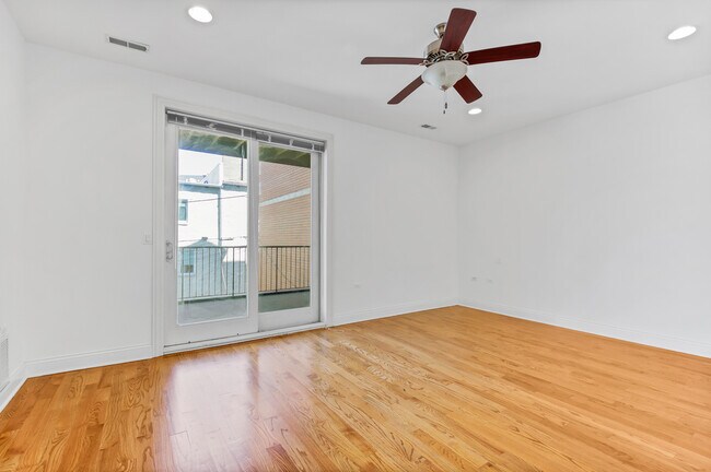 Foto del edificio - 3355 N Clark St