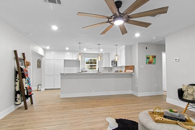 Foto del edificio - 15529 Pine St